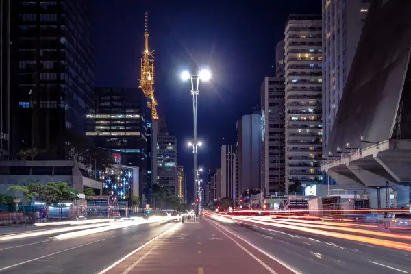 Como usar apps para localizar estrelas mesmo entre prédios altos